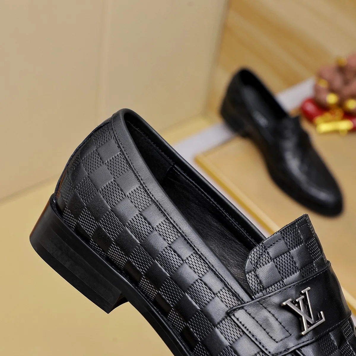 Men's Men's Shoes 💰420 💰[Louis Vuitton] LV high-end business formal leather shoes! ! Luxurious and elegant style, equal emphasis on practicality and style, professional focus on details and quality, counter original 1⃣️: 1⃣️ super accurate reproduction👍🏻! Material: The upper is made of imported original soft 🐂cowhide ➕imported first-layer sheepskin lining. Original anti-slip and wear-resistant outsole! Code number: 39--45, (38.46 custom-made) Large quantities in stock!
